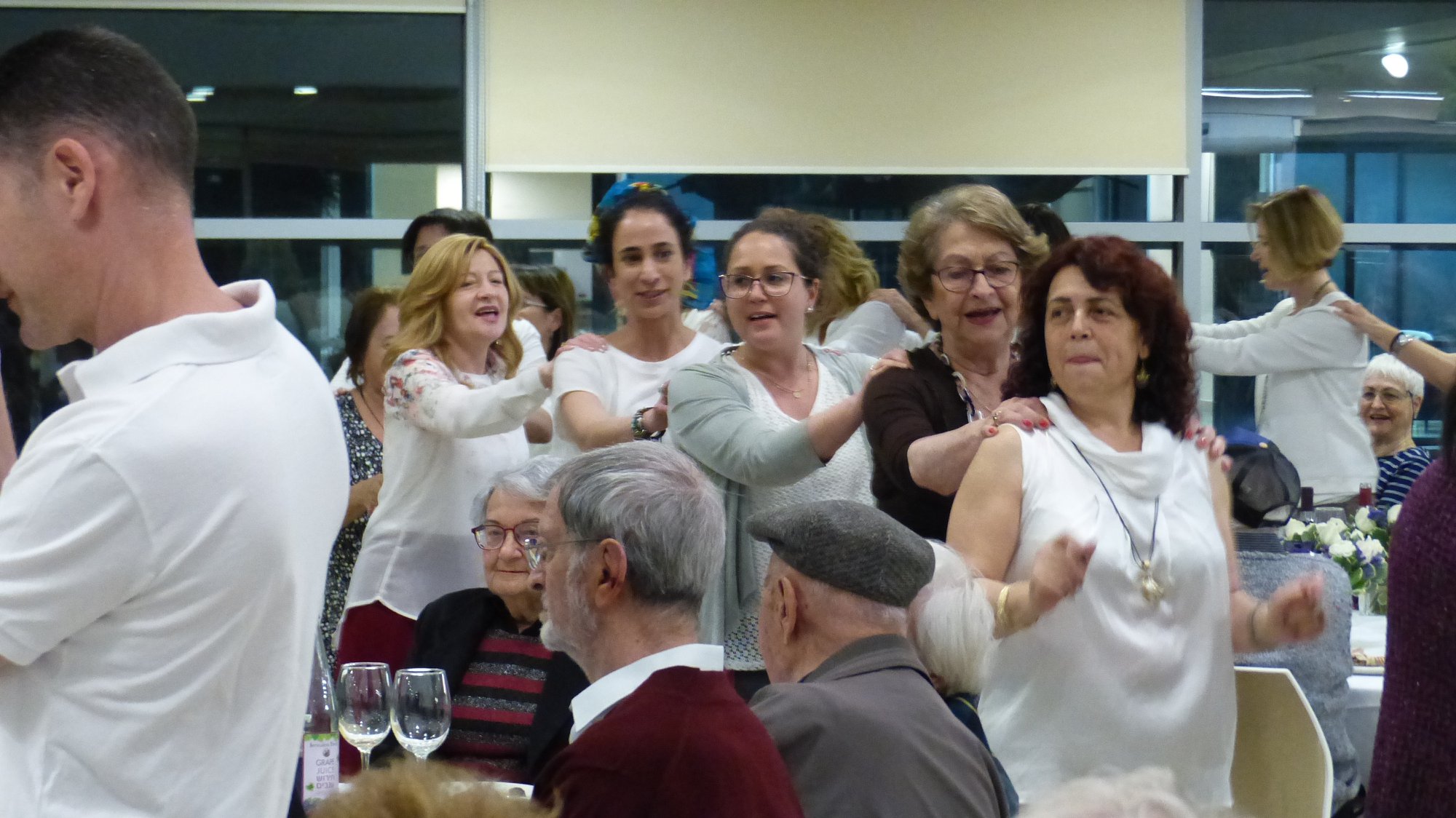 ארוחת חג לשורדי שואה ברעננה. הצילום באדיבות עיריית רעננה